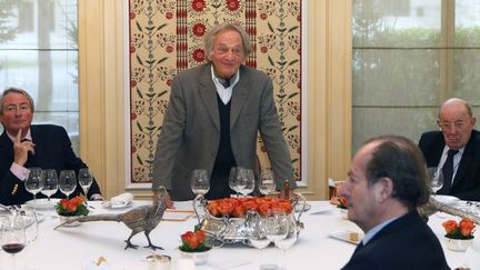 Philippe Tesson, président du Prix interallié, entouré de ses jurés
 (PATRICK KOVARIK / AFP)