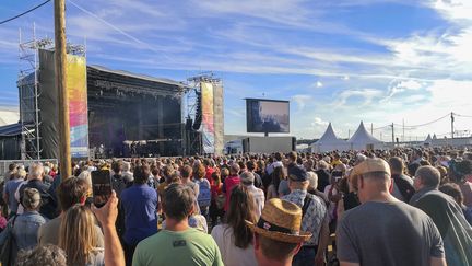 La Fête de l'Huma le 11 septembre 2022 avec la foule devant le chanteur Gauvain Sers. L'édition 2022 a accueilli quelque 450 000 visiteurs. (DENIS TRASFI / MAXPPP)