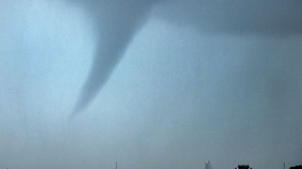 Une tornade pr&egrave;s de Rush Centers (Kansas), le 14 avril 2012. (GENE BLEVINS / REUTERS)