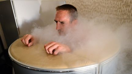 L'ancien joueur de l'&eacute;quipe de France Franck Rib&eacute;ry, lors d'une&nbsp;s&eacute;ance de cryoth&eacute;rapie,&nbsp;alors qu&rsquo;il pr&eacute;parait l&rsquo;Euro, le 7 juin 2012, &agrave; Kircha (Ukraine). (FRANCK FIFE / AFP)