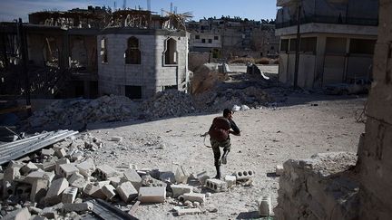 Un combattant anti régime essaye d’échapper aux tirs d’un sniper. (AFP PHOTO / FABIO BUCCIARELLI)