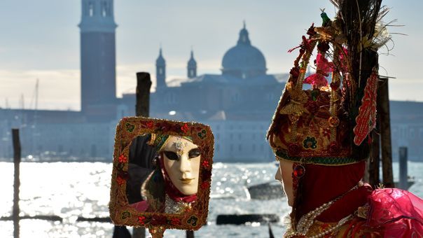 Masques et costumes somptueux sont de sortie au Carnaval de Venise... (3 février 2013)
 (Vincenzo Pinto / AFP)