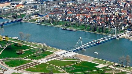  
La passerelle Mimram, ou passerelle des Deux Rives, a été construite en 2004 pour les  piétons et les cyclistes.
Elle se trouve à côté du pont de l'Europe, premier grand symbole de la réconciliation franco-allemande, inauguré le 23 septembre 1960.
Ils joignent la France et l'Allemagne au-dessus du Rhin en reliant  Strasbourg à Kehl. (AFP/ PETER HECK LGS KEHL)