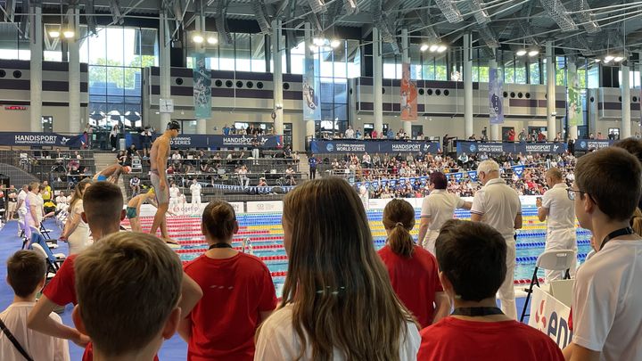 Les jeunes bénévoles présents à Limoges sont sur le qui-vive alors que les athlètes s'apprêtent à lancer leurs courses, le 26 mai 2023. (Clément Mariotti Pons)