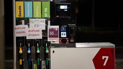 Une station-service à Saumur (Maine-et-Loire), le 14 octobre 2022. (FREDERIC PETRY / HANS LUCAS / AFP)