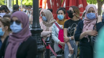 Des personnes portant des masques font la queue devant les magasins après le déconfinement partiel&nbsp;à Tunis, le 11 mai 2020. (YASSINE GAIDI / ANADOLU AGENCY)