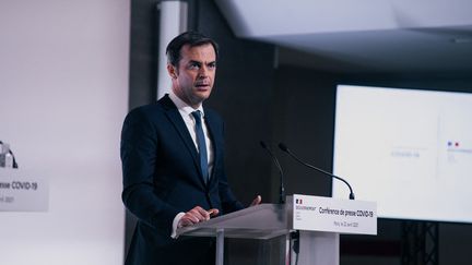 Olivier Véran donne une conférence de presse sur la situation épidémique en France, le 22 avril 2021 à Paris. (CHRISTOPHE MICHEL / HANS LUCAS / AFP)