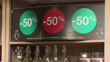 Soldes d'été : les consommateurs s'orientent vers les meubles et l'électroménager (FRANCE 2)