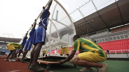 Les derniers pr&eacute;paratifs au Bata Stadium de Bata, o&ugrave; va se d&eacute;rouler la c&eacute;r&eacute;monie d'ouverture de la Coupe d'Afrique des Nations, e 17 janvier 2012.&nbsp; (AMR ABDALLAH DALSH / REUTERS)