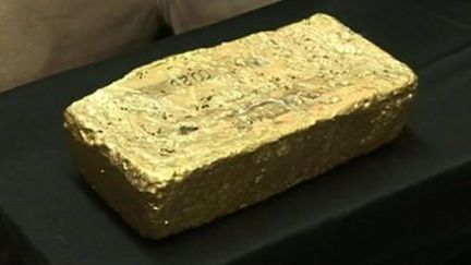 Premier lingot d'or extrait de la mine d'Agbaou, en Côte d'Ivoire. (FTV)