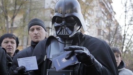 Le leader du parti ukrainien de l'internet Viktor Shevchenko, d&eacute;guis&eacute; en Dark Vador, devant un bureau de vote, lors des &eacute;lections l&eacute;gislatives, &agrave; Kiev, le 26 octobre 2014. (EFREM LUKATSY / AP / SIPA)