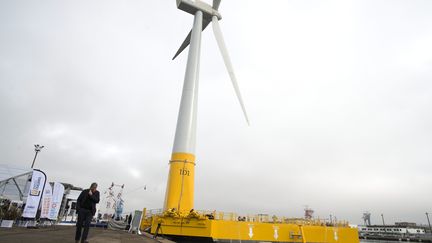 Une éolienne flottante dans le port de Saint-Nazaire (Loire-Atlantique). (MAXPPP)