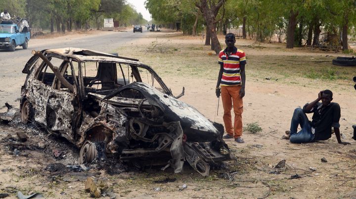 Une voiture incendi&eacute;e par des hommes suspect&eacute;s d'appartenir &agrave; Boko Haram, &agrave; Maiduguri (Nigeria), le 25 mars 2014. (AFP)