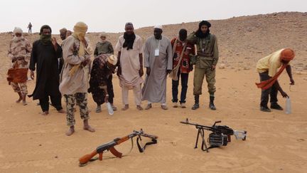 Des islamistes du mouvement Ansar Dine se pr&eacute;parent &agrave; la pri&egrave;re, dans le d&eacute;sert, pr&egrave;s de Gao (Mali), le 16 mai 2012. (DIAKARIDIA DEMBELE / AP / SIPA)