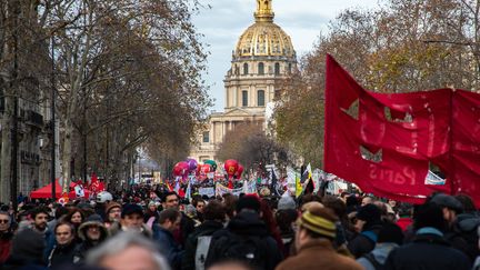 La CGT revendique 180 000 manifestants à Paris, contre 250 000 le 5 décembre, alors que le cabinet indépendant Occurrence en compte 27 000. En régions, les chiffres de mobilisation communiqués par la police et les préfectures montrent une mobilisation divisée par deux par rapport au 5 décembre. (JEROME GILLES / NURPHOTO / AFP)