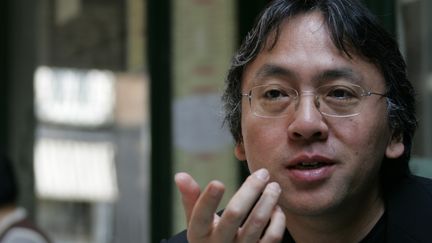 Le romancier britannique&nbsp;Kazuo Ishiguro&nbsp;donne une interview au "Yomiuri shimbun", un quotidien japonais, le 10 mai 2006 à Londres (Grande-Bretagne). (KOICHI NAKAMURA / YOMIURI)