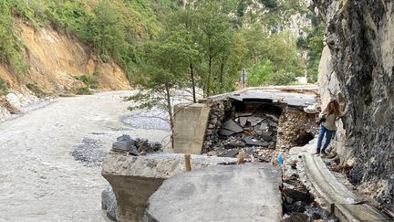 Les inondations et les glissements de terrain "ont emporté les routes", "et sous la route, vous avez la fibre optique", explique Fabienne Dulac, PDG d'Orange France. (EMMANUEL GRABEY / FRANCE-INFO)