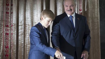 Le jour du scrutin, Alexandre Loukachenko, 61 ans, avait donné un cours d’éducation civique au fiston en lui faisant mettre son bulletin dans l’urne dans un bureau de vote de Minsk, la capitale. Il faut bien que le métier rentre ! Ledit fiston est le troisième garçon du dictateur, conçu avec son médecin personnel, Irina Abelskaïa, et non avec sa femme Galina. Laquelle vivrait «recluse dans une maison sous haute surveillance (…) loin de la capitale», rapporte «Ouest France». Le président biélorusse a deux autres fils plus âgés : Viktor, 39 ans, conseiller à la présidence, et Dmitri, 35 ans, qui dirige un club sportif. Mais on ne les voit jamais en public.
 (REUTERS - Vasily Fedosenko)