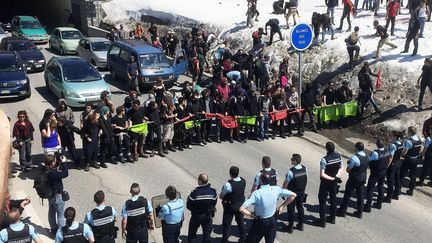 Les solidaires dénoncent une présence policière disproportionnée à chacune de leurs actions alors que les militants d'extrême-droite n'ont, eux, pas été délogés. (ALESSANDRO DI MARCO / ANSA)