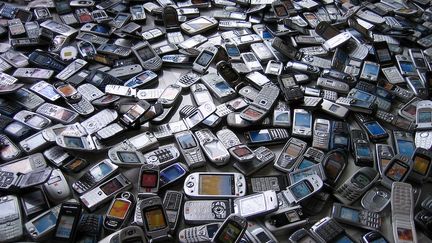 Des téléphones portables déstinés à être recyclés. (Photo d'illustration) (CC-BY 2.0 Sascha Pohflepp)