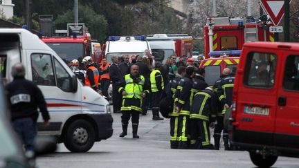 Les forces de l'ordre mass&eacute;es &agrave; proximit&eacute; du petit immeuble toulousain, mercredi 21 mars,&nbsp;o&ugrave; le suspect des tueries de Toulouse et Montauban est retranch&eacute;. (LAURENT THEILLET THEILLET LAURENT / MAXPPP)