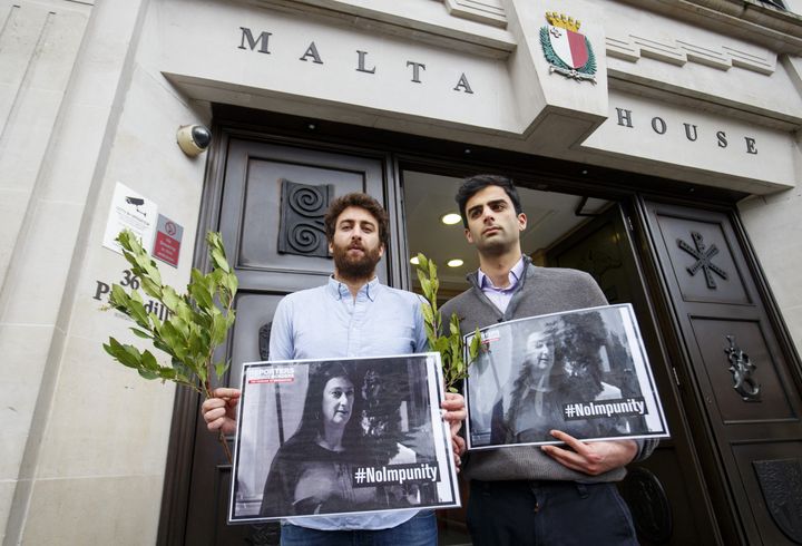 Matthew Caruana Galizia (à gauche) et son frère Paul à Londres, en avril 2018 (TOLGA AKMEN / AFP)