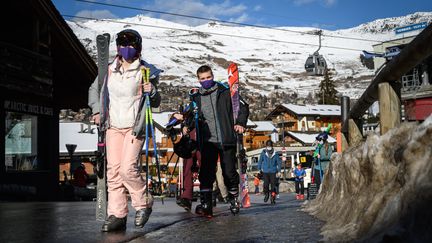 Des skieurs dans la station de Verbier en Suisse, le 22 décembre 2020. (FABRICE COFFRINI / AFP)