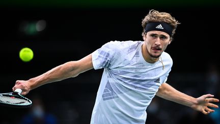 Alexander Zverev face à Rafael Nadal. (ANNE-CHRISTINE POUJOULAT / AFP)