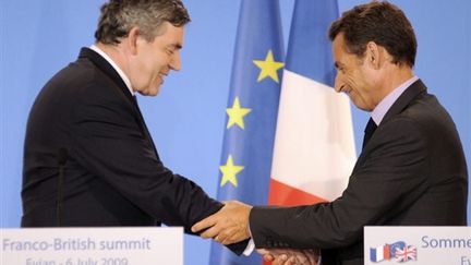 Le premier ministre britannique Gordon Brown et le président françaéis Nicolas Sarkozy, le 6 juillet 2009, à Evian. (© AFP/JEAN-PIERRE CLATOT)