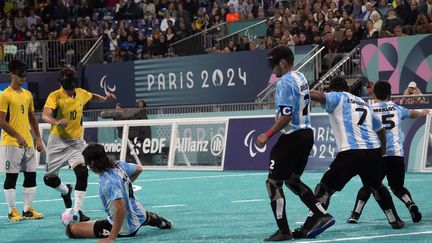 Le Brésilien Ricardinho au coup franc lors de la demi-finale du tournoi de cécifoot aux Jeux paralympiques, le 5 septembre 2024. (MICHEL EULER / SIPA)