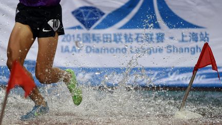 Un concurrent du 3 000 m steeple chase lors du meeting d'athlétisme de la Ligue de diamant à Shanghai (Chine) le 17 mai 2015 (JOHANNES EISELE / AFP)