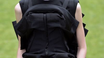 Le créateur canadien d'origine jordanienne Rad Hourani a une nouvelle fois présenté une collection unisexe sous le signe du noir et blanc. Garçons et filles, parfois gantés, arborent shorts et bermudas très droits sur des jambes gainées de cuir noir ou blanc. Les vestes aux épaules très carrées, en soie ou cuir, sont rehaussées de plissés sophistiqués, les trenchs ont des cols XXL. Le clou du spectacle: un manteau transformable, qui peut devenir veste, robe, jupe et même sac à dos.
 (M.Bureau/AFP)