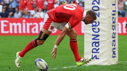 L'ouvreur du pays de Galles Dan Biggar aplatit entre les poteaux pour le premier essai du quart de finale contre l'Argentine, le 14 octobre 2023 au Stade Vélodrome de Marseille (PASCAL GUYOT / AFP)