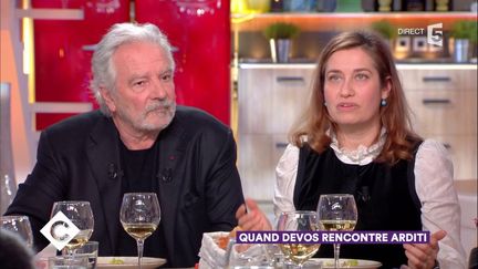 Pierre Arditi et Emmanuelle Devos, dans l'émission "C à vous", lundi 22 janvier 2018. (FRANCE 5)