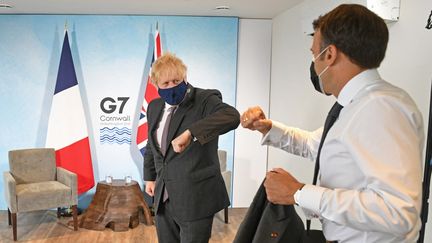 Le Premier ministre britannique, Boris Johnson, et le président de la République, Emmanuel Macron, le 12 juin 2021 à Carbis Bay, dans les Cornouailles (Royaume-Uni). (STEFAN ROUSSEAU / AFP)