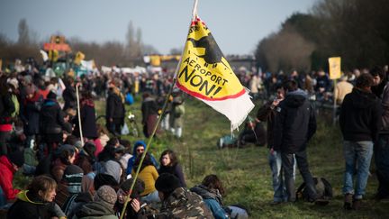 Un drapeau "non à l'aéroport" flotte lors d'une manifestation contre le projet de Notre-Dame-des-Landes, le 27 février 2016, à Le Temple-de-Bretagne (Loire-Atlantique).&nbsp; (MANNONE CADORET / CITIZENSIDE.COM / AFP)