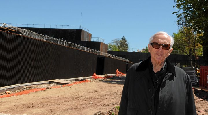 Pierre Soulages devant le chantier du musée qui lui est consacré à Rodez (6 mai 2013)
 (Yves Estivals / Le Midi Libre / PhotoPQR / MAXPPP)