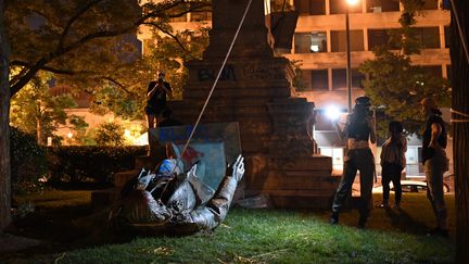 Des manifestants autour d'une statue du général confédéré Albert Pike, abattue le 19 juin 2020 à Washington (Etats-Unis).&nbsp; (ERIC BARADAT / AFP)