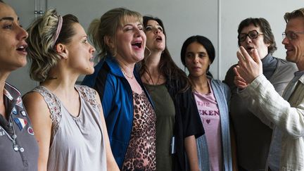 Hafsia Herzi, Marie Berto, Veerle Baetens, Agnès Jaoui et Alex Lutz dans "A l'ombre des filles" de&nbsp;d’Etienne Comar (2022). (CHARLES PAULICEVICH)