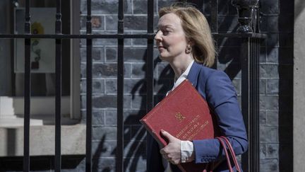 La ministre des Affaires étrangères du Royaume-Uni, Liz Truss, le 26 avril 2022 à Londres. (RASID NECATI ASLIM / ANADOLU AGENCY / AFP)