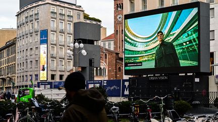 Un écran digital installé en ville à Milan pour la Fashion Week masculine présentant les collections automne-hiver 2021-22, le 15 janvier 2021&nbsp; (MIGUEL MEDINA / AFP)