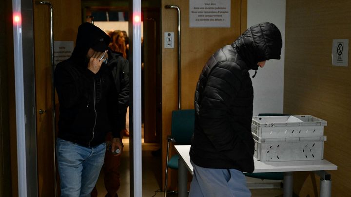 Des accusés sortent de la salle d'audience, au tribunal judiciaire d'Avignon, le 18 novembre 2024. (CHRISTOPHE SIMON / AFP)