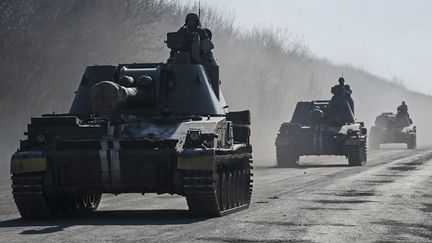 &nbsp; (Troupes ukrainiennes à Artemivsk © REUTERS/Gleb Garanich)