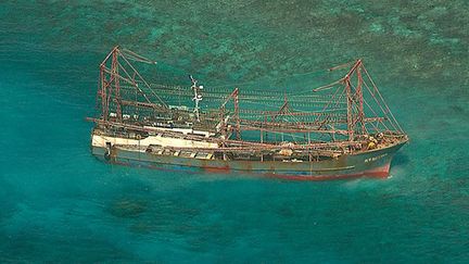 Le «Min Long Yu», un bateau de pêche échoué dans le parc naturel du récif de Tubbataha, au sud-ouest des Philippines, le 10 avril 2013. (AFP PHOTO /PNFW)