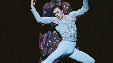 Nicolas Le Riche dans "Le Lac des Cygnes" de Rudolf Noureev, avec Karl Paquette
 (Anne Deniau/Opéra national de PAris)