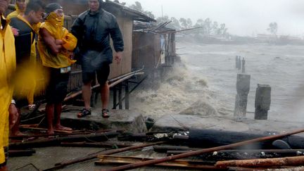 Plusieurs localit&eacute;s sont coup&eacute;es du monde. A Guiuan, un port de p&ecirc;che de 40 000 &acirc;mes, les d&eacute;g&acirc;ts pourraient &ecirc;tre "catastrophiques", a pr&eacute;venu un m&eacute;t&eacute;orologue am&eacute;ricain. (JULIUS MARIVELES / AFP)