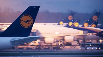 Des avions de la compagnie Lufthansa à l'aéroport de Munich (Allemagne), vendredi 6 novembre 2015. (PETER KNEFFEL / DPA / AFP)