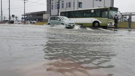 Une rue en partie inondée à Hiroshima, le 2 octobre 2024 au Japon. (NAOYA AZUMA / YOMIURI / AFP)