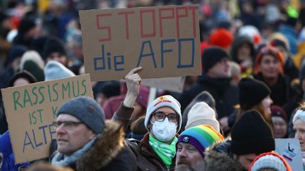 A Berlin, comme à travers des dizaines de grandes villes allemandes, des manifestants ont manifesté contre l'extrême droite et son parti AfD. (CHRISTIAN MANG / AFP)