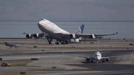 Des avions décollent de l'aéroport de San Francisco (Etats-Unis), le 7 novembre 2017&nbsp;(photo d'illustration). (YICHUAN CAO / AFP)